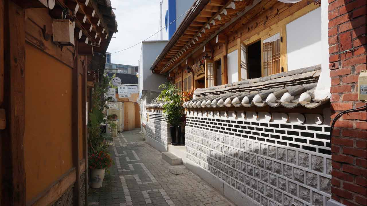 An empty alleyway designed in the style of Korean architecture in Seoul